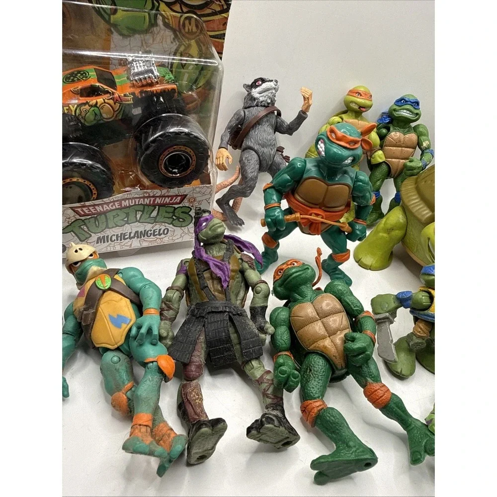 LOT 19 TEENAGE‎ MUTANT NINJA TURTLES ACTION FIGURES